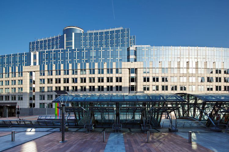 欧洲股市：指数𫔭盘下跌，晶片製造商股价下跌